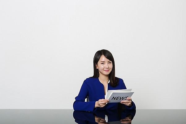 포토 JPG 스튜디오촬영 영어 여자 종이 실내 한명 미소 들기 앉기 정장 상반신 20대 성인 앞모습 한국인 비즈니스우먼 뉴스 아나운서 책상 문서 대본 청년여자한명만 성인여자한명만 국내포토 직업 문자 1 옷 뷰포인트 가구 비즈니스 모션 표정 사람 동양인 청년 내부 직장인 여자한명만 성인여자만 청년여자만 파일형식