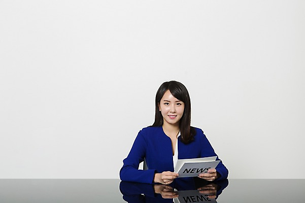 포토 JPG 스튜디오촬영 영어 여자 종이 실내 한명 미소 들기 앉기 정장 상반신 20대 성인 앞모습 한국인 비즈니스우먼 뉴스 아나운서 책상 문서 대본 청년여자한명만 성인여자한명만 국내포토 직업 문자 1 옷 뷰포인트 가구 비즈니스 모션 표정 사람 동양인 청년 내부 직장인 여자한명만 성인여자만 청년여자만 파일형식