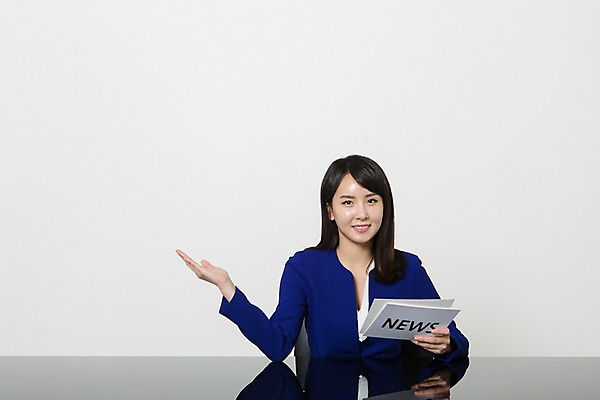 포토 JPG 스튜디오촬영 영어 여자 종이 안내 실내 한명 미소 들기 앉기 정장 손짓 상반신 20대 성인 앞모습 한국인 비즈니스우먼 뉴스 아나운서 책상 문서 대본 청년여자한명만 성인여자한명만 국내포토 직업 문자 1 옷 뷰포인트 가구 비즈니스 모션 표정 사람 동양인 청년 내부 직장인 여자한명만 성인여자만 청년여자만 파일형식