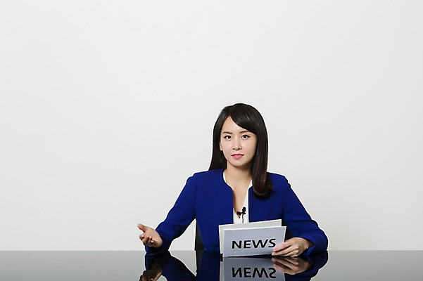 포토 JPG 스튜디오촬영 영어 여자 종이 안내 실내 한명 들기 앉기 정장 손짓 상반신 20대 성인 앞모습 한국인 비즈니스우먼 뉴스 아나운서 책상 문서 대본 청년여자한명만 성인여자한명만 국내포토 직업 문자 1 옷 뷰포인트 가구 비즈니스 모션 사람 동양인 청년 내부 직장인 여자한명만 성인여자만 청년여자만 파일형식