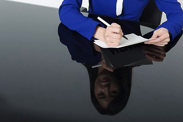 포토 JPG 스튜디오촬영 여자 종이 실내 한명 앉기 정장 상반신 20대 성인 앞모습 반사 볼펜 한국인 기록 잡기 비즈니스우먼 뉴스 아나운서 책상 문서 대본 청년여자한명만 성인여자한명만 국내포토 직업 1 옷 뷰포인트 가구 비즈니스 모션 사람 동양인 청년 내부 펜 직장인 여자한명만 성인여자만 청년여자만 파일형식