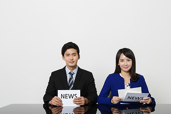 포토 JPG 스튜디오촬영 영어 여자 남자 종이 실내 미소 앉기 정장 상반신 20대 성인 두명 앞모습 한국인 비즈니스맨 비즈니스우먼 뉴스 아나운서 책상 대본 성인만 국내포토 직업 문자 옷 뷰포인트 가구 비즈니스 모션 표정 사람 동양인 청년 내부 직장인 파일형식