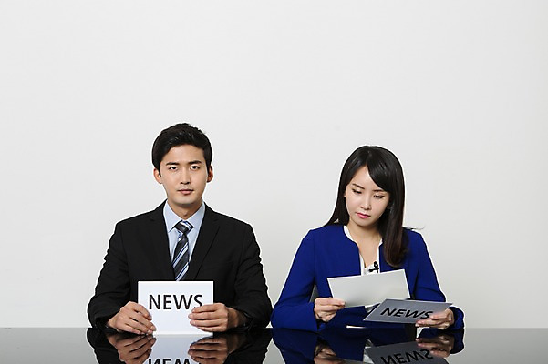 포토 JPG 스튜디오촬영 영어 응시 여자 남자 종이 실내 무표정 앉기 정장 상반신 20대 성인 두명 앞모습 한국인 비즈니스맨 비즈니스우먼 뉴스 아나운서 읽기 책상 대본 성인만 국내포토 직업 문자 시선 옷 감정 뷰포인트 가구 비즈니스 모션 표정 사람 동양인 청년 내부 직장인 파일형식