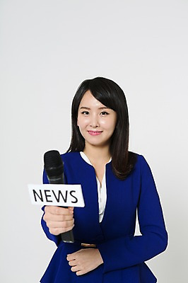 포토 JPG 스튜디오촬영 영어 여자 실내 한명 미소 들기 정장 상반신 20대 성인 앞모습 한국인 비즈니스우먼 뉴스 마이크 리포터 청년여자한명만 성인여자한명만 국내포토 직업 문자 1 옷 뷰포인트 음향기기 비즈니스 모션 표정 사람 동양인 청년 내부 직장인 여자한명만 성인여자만 청년여자만 파일형식