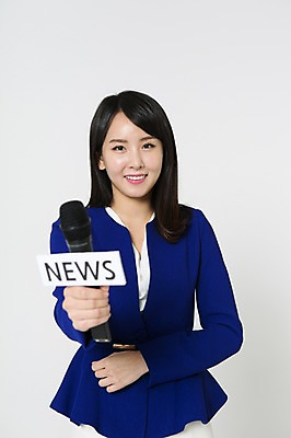 포토 JPG 스튜디오촬영 영어 여자 실내 한명 미소 들기 정장 상반신 20대 성인 앞모습 한국인 비즈니스우먼 뉴스 마이크 리포터 청년여자한명만 성인여자한명만 국내포토 직업 문자 1 옷 뷰포인트 음향기기 비즈니스 모션 표정 사람 동양인 청년 내부 직장인 여자한명만 성인여자만 청년여자만 파일형식