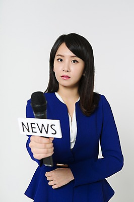 포토 JPG 스튜디오촬영 영어 여자 실내 한명 들기 정장 상반신 20대 성인 앞모습 놀람 한국인 비즈니스우먼 뉴스 마이크 리포터 청년여자한명만 성인여자한명만 국내포토 직업 문자 1 옷 감정 뷰포인트 음향기기 비즈니스 모션 표정 사람 동양인 청년 내부 직장인 여자한명만 성인여자만 청년여자만 파일형식