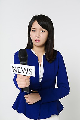 포토 JPG 스튜디오촬영 영어 여자 실내 한명 들기 정장 상반신 20대 성인 앞모습 한국인 비즈니스우먼 뉴스 찡그림 마이크 리포터 불만 청년여자한명만 성인여자한명만 국내포토 직업 문자 1 옷 감정 뷰포인트 음향기기 비즈니스 모션 표정 사람 동양인 청년 내부 직장인 여자한명만 성인여자만 청년여자만 파일형식