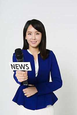 포토 JPG 스튜디오촬영 영어 여자 실내 한명 미소 들기 정장 상반신 20대 성인 앞모습 아웃포커스 한국인 비즈니스우먼 뉴스 마이크 리포터 청년여자한명만 성인여자한명만 국내포토 직업 문자 1 옷 뷰포인트 음향기기 비즈니스 모션 촬영기법 표정 사람 동양인 청년 내부 직장인 여자한명만 성인여자만 청년여자만 파일형식