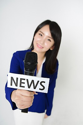 포토 JPG 스튜디오촬영 영어 여자 실내 한명 미소 들기 정장 상반신 20대 성인 앞모습 아웃포커스 한국인 비즈니스우먼 뉴스 마이크 리포터 청년여자한명만 성인여자한명만 국내포토 직업 문자 1 옷 뷰포인트 음향기기 비즈니스 모션 촬영기법 표정 사람 동양인 청년 내부 직장인 여자한명만 성인여자만 청년여자만 파일형식