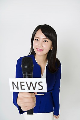 포토 JPG 스튜디오촬영 영어 여자 실내 한명 미소 들기 정장 상반신 20대 성인 앞모습 한국인 비즈니스우먼 뉴스 마이크 리포터 청년여자한명만 성인여자한명만 국내포토 직업 문자 1 옷 뷰포인트 음향기기 비즈니스 모션 표정 사람 동양인 청년 내부 직장인 여자한명만 성인여자만 청년여자만 파일형식