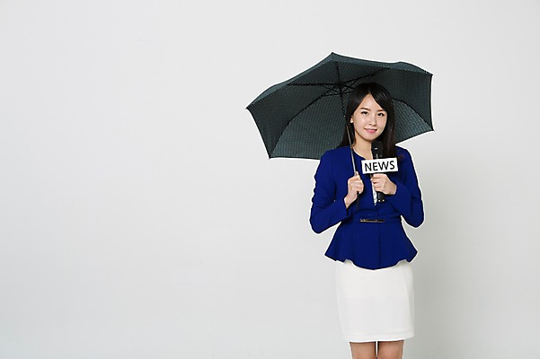 포토 JPG 스튜디오촬영 영어 여자 우산 실내 한명 서기 미소 들기 정장 상반신 20대 성인 앞모습 펼침 한국인 비즈니스우먼 뉴스 마이크 리포터 기상캐스터 청년여자한명만 성인여자한명만 국내포토 직업 문자 1 옷 뷰포인트 음향기기 비즈니스 모션 표정 사람 동양인 청년 내부 직장인 여자한명만 성인여자만 청년여자만 파일형식