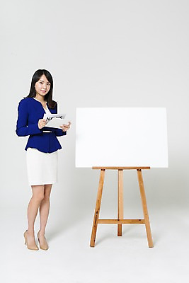 포토 JPG 스튜디오촬영 전신 영어 여자 종이 사각프레임 실내 한명 서기 들기 정장 20대 성인 한국인 비즈니스우먼 뉴스 하이힐 아나운서 이젤 리포터 기상캐스터 대본 청년여자한명만 성인여자한명만 국내포토 직업 문자 1 옷 구두 비즈니스 모션 프레임 사람 동양인 청년 내부 사각형 미술도구 직장인 여성화 여자한명만 성인여자만 청년여자만 파일형식