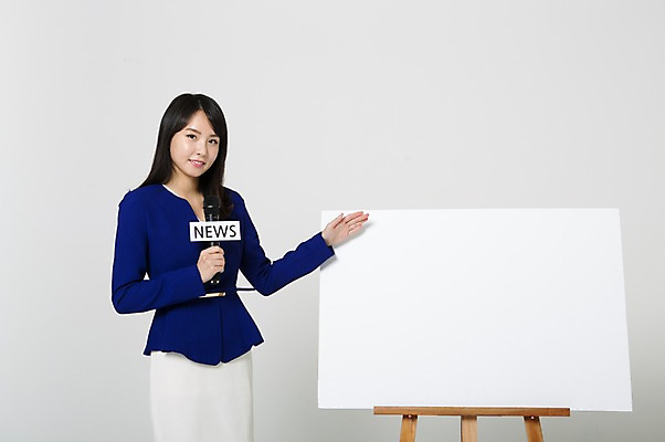 포토 JPG 스튜디오촬영 영어 여자 안내 사각프레임 실내 한명 서기 미소 들기 정장 손짓 상반신 20대 성인 한국인 비즈니스우먼 뉴스 마이크 이젤 리포터 기상캐스터 청년여자한명만 성인여자한명만 국내포토 직업 문자 1 옷 음향기기 비즈니스 모션 프레임 표정 사람 동양인 청년 내부 사각형 미술도구 직장인 여자한명만 성인여자만 청년여자만 파일형식