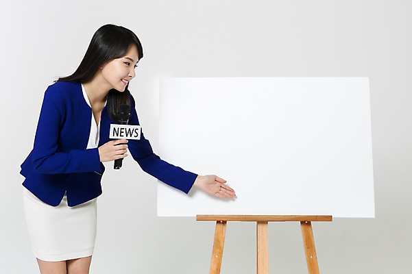 포토 JPG 스튜디오촬영 영어 응시 여자 안내 사각프레임 실내 허리숙이기 한명 서기 미소 들기 정장 손짓 상반신 20대 성인 한국인 비즈니스우먼 뉴스 마이크 이젤 리포터 기상캐스터 청년여자한명만 성인여자한명만 국내포토 직업 문자 1 시선 옷 음향기기 비즈니스 모션 프레임 표정 숙이기 사람 동양인 청년 내부 사각형 미술도구 직장인 여자한명만 성인여자만 청년여자만 파일형식