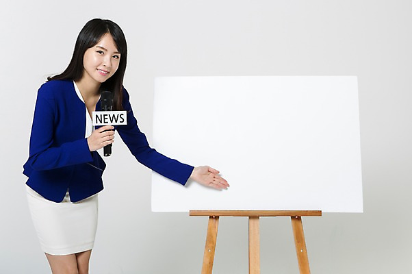 포토 JPG 스튜디오촬영 영어 여자 안내 사각프레임 실내 허리숙이기 한명 서기 미소 들기 정장 손짓 상반신 20대 성인 한국인 비즈니스우먼 뉴스 마이크 이젤 리포터 기상캐스터 청년여자한명만 성인여자한명만 국내포토 직업 문자 1 옷 음향기기 비즈니스 모션 프레임 표정 숙이기 사람 동양인 청년 내부 사각형 미술도구 직장인 여자한명만 성인여자만 청년여자만 파일형식