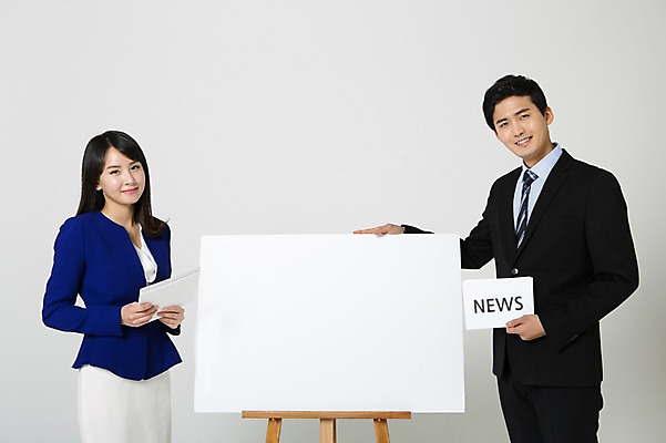 포토 JPG 스튜디오촬영 영어 여자 남자 종이 사각프레임 실내 서기 미소 들기 정장 상반신 20대 성인 두명 한국인 비즈니스맨 비즈니스우먼 뉴스 아나운서 이젤 대본 성인만 국내포토 직업 문자 옷 비즈니스 모션 프레임 표정 사람 동양인 청년 내부 사각형 미술도구 직장인 파일형식