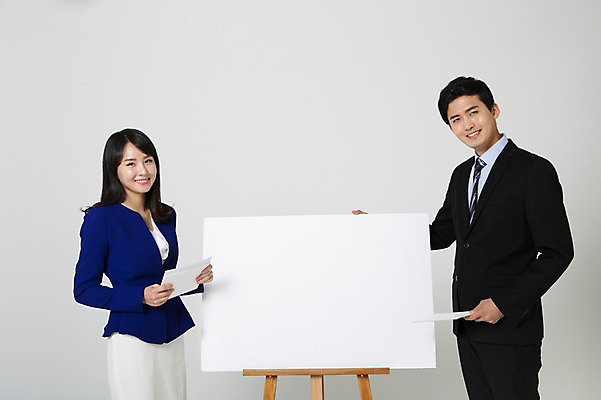 포토 JPG 스튜디오촬영 여자 남자 종이 사각프레임 실내 서기 미소 들기 정장 상반신 20대 성인 두명 한국인 비즈니스맨 비즈니스우먼 뉴스 아나운서 이젤 대본 성인만 국내포토 직업 옷 비즈니스 모션 프레임 표정 사람 동양인 청년 내부 사각형 미술도구 직장인 파일형식