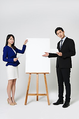 포토 JPG 스튜디오촬영 전신 여자 남자 종이 구두 안내 사각프레임 실내 서기 들기 정장 손짓 20대 성인 두명 한국인 비즈니스맨 비즈니스우먼 뉴스 하이힐 아나운서 이젤 대본 성인만 국내포토 직업 옷 신발 비즈니스 모션 프레임 사람 동양인 청년 내부 사각형 미술도구 직장인 여성화 파일형식