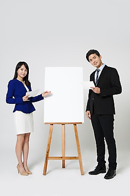 포토 JPG 스튜디오촬영 전신 여자 남자 종이 구두 안내 사각프레임 실내 서기 미소 들기 정장 손짓 20대 성인 두명 한국인 비즈니스맨 비즈니스우먼 뉴스 하이힐 아나운서 이젤 대본 성인만 국내포토 직업 옷 신발 비즈니스 모션 프레임 표정 사람 동양인 청년 내부 사각형 미술도구 직장인 여성화 파일형식