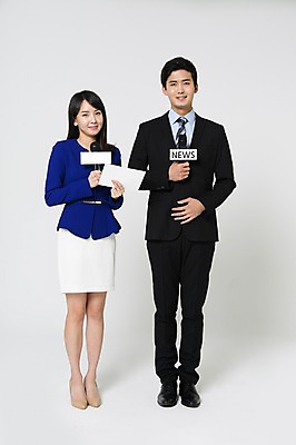 포토 JPG 스튜디오촬영 전신 영어 여자 남자 종이 구두 실내 서기 미소 들기 정장 20대 성인 두명 앞모습 한국인 비즈니스맨 비즈니스우먼 뉴스 하이힐 마이크 리포터 대본 성인만 국내포토 직업 문자 옷 뷰포인트 음향기기 신발 비즈니스 모션 표정 사람 동양인 청년 내부 직장인 여성화 파일형식