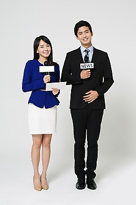 포토 JPG 스튜디오촬영 전신 영어 여자 남자 종이 구두 실내 서기 미소 들기 정장 20대 성인 두명 앞모습 한국인 비즈니스맨 비즈니스우먼 뉴스 하이힐 마이크 리포터 대본 성인만 국내포토 직업 문자 옷 뷰포인트 음향기기 신발 비즈니스 모션 표정 사람 동양인 청년 내부 직장인 여성화 파일형식