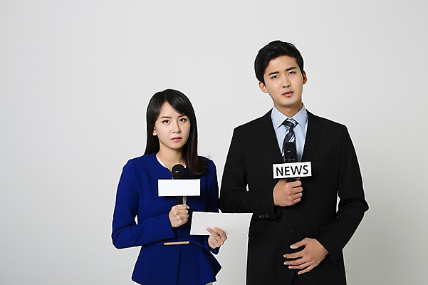 포토 JPG 스튜디오촬영 영어 여자 남자 종이 실내 무표정 서기 들기 정장 상반신 20대 성인 두명 앞모습 한국인 비즈니스맨 비즈니스우먼 뉴스 집중 마이크 리포터 대본 성인만 국내포토 직업 문자 옷 감정 뷰포인트 음향기기 컨셉 비즈니스 모션 표정 사람 동양인 청년 내부 직장인 파일형식