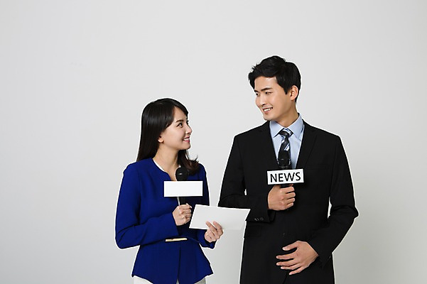 포토 JPG 스튜디오촬영 영어 여자 남자 종이 실내 서기 미소 들기 정장 상반신 20대 성인 두명 앞모습 마주보기 한국인 비즈니스맨 비즈니스우먼 뉴스 마이크 리포터 대본 성인만 국내포토 직업 문자 옷 뷰포인트 음향기기 비즈니스 모션 표정 사람 동양인 청년 내부 직장인 파일형식
