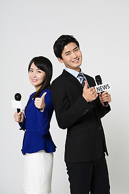 포토 JPG 스튜디오촬영 영어 여자 남자 실내 서기 미소 들기 정장 상반신 20대 성인 두명 옆모습 한국인 엄지손가락 등맞대기 최고 비즈니스맨 비즈니스우먼 뉴스 마이크 리포터 성인만 국내포토 직업 문자 옷 뷰포인트 음향기기 비즈니스 손가락 모션 표정 사람 동양인 청년 내부 직장인 파일형식