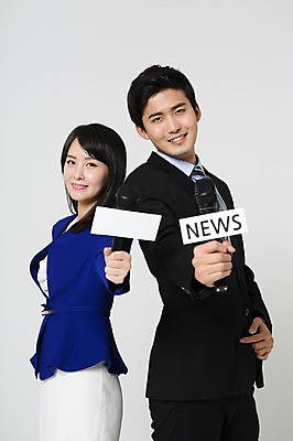 포토 JPG 스튜디오촬영 영어 여자 남자 실내 서기 미소 들기 정장 상반신 20대 성인 두명 옆모습 한국인 등맞대기 비즈니스맨 비즈니스우먼 뉴스 손내밀기 마이크 리포터 성인만 국내포토 직업 문자 옷 뷰포인트 음향기기 비즈니스 모션 표정 사람 동양인 손짓 청년 내부 직장인 파일형식