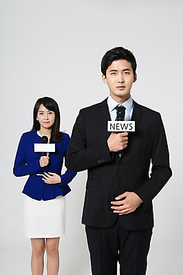 포토 JPG 스튜디오촬영 영어 여자 남자 실내 무표정 서기 들기 정장 상반신 20대 성인 두명 앞모습 한국인 비즈니스맨 비즈니스우먼 뉴스 집중 마이크 리포터 성인만 국내포토 직업 문자 옷 감정 뷰포인트 음향기기 컨셉 비즈니스 모션 표정 사람 동양인 청년 내부 직장인 파일형식