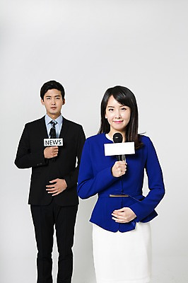 포토 JPG 스튜디오촬영 영어 여자 남자 실내 무표정 서기 미소 들기 정장 상반신 20대 성인 두명 앞모습 한국인 비즈니스맨 비즈니스우먼 뉴스 마이크 리포터 성인만 국내포토 직업 문자 옷 감정 뷰포인트 음향기기 비즈니스 모션 표정 사람 동양인 청년 내부 직장인 파일형식