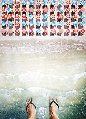 PSD 편집이미지 바다 여행 백그라운드 맨발 해변 신체부위 여름 하이앵글 모래사장 다리 파라솔 쪼리 디지털합성 합성 디지털아트 이미지편집 계절 뷰포인트 발 사람 샌들 파일형식