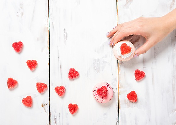 포토 JPG 스튜디오촬영 손 기념일 백그라운드 화이트데이 디저트 발렌타인데이 신체부위 쿠키 하트 파스텔톤 국내포토 모양 음식 컬러 데이이벤트 실내 사람 이벤트 파일형식