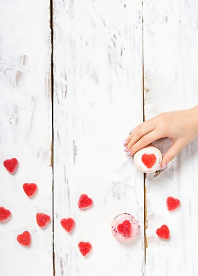 포토 JPG 스튜디오촬영 손 기념일 백그라운드 화이트데이 디저트 발렌타인데이 신체부위 쿠키 하트 젤리 파스텔톤 국내포토 모양 음식 컬러 데이이벤트 실내 사람 이벤트 파일형식