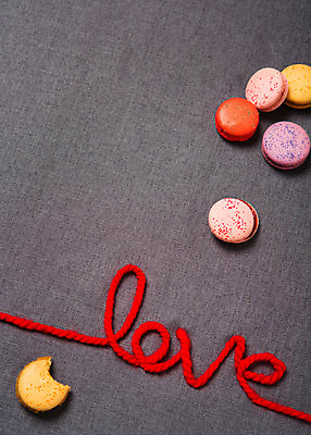 포토 JPG 스튜디오촬영 기념일 백그라운드 화이트데이 디저트 발렌타인데이 사랑 사람없음 끈 마카롱 파스텔톤 국내포토 감정 음식 컬러 데이이벤트 실내 이벤트 파일형식