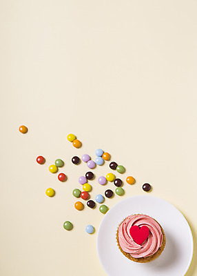 포토 JPG 스튜디오촬영 접시 기념일 백그라운드 화이트데이 디저트 발렌타인데이 사람없음 초콜릿 하트 머핀 파스텔톤 국내포토 모양 식기 음식 빵 컬러 데이이벤트 실내 이벤트 파일형식