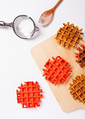 포토 JPG 스튜디오촬영 기념일 백그라운드 화이트데이 디저트 도마 발렌타인데이 사람없음 숟가락 채망 설탕 와플 국내포토 음식 데이이벤트 주방용품 수저 실내 이벤트 파일형식