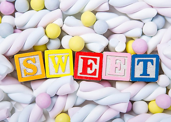 포토 JPG 스튜디오촬영 기념일 백그라운드 화이트데이 디저트 발렌타인데이 사탕 사람없음 달콤 마시멜로우 파스텔톤 나무블록 국내포토 음식 컬러 데이이벤트 실내 이벤트 목재 블록 맛 파일형식