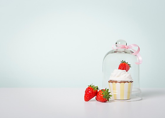 포토 JPG 스튜디오촬영 기념일 리본 백그라운드 화이트데이 딸기 디저트 발렌타인데이 사람없음 머핀 유리덮개 파스텔톤 국내포토 음식 빵 컬러 과일 데이이벤트 실내 이벤트 덮개 파일형식