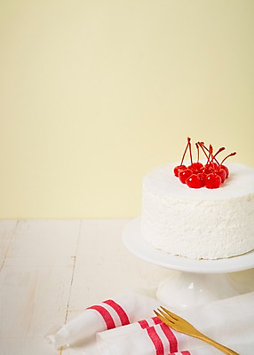 포토 JPG 스튜디오촬영 기념일 백그라운드 포크 화이트데이 디저트 발렌타인데이 사람없음 케이크 체리 천 파스텔톤 국내포토 식기 음식 컬러 과일 데이이벤트 실내 이벤트 직물 파일형식