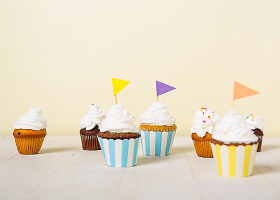 포토 JPG 스튜디오촬영 기념일 백그라운드 화이트데이 디저트 발렌타인데이 사람없음 깃발 생크림 머핀 파스텔톤 국내포토 음식 빵 컬러 데이이벤트 실내 이벤트 크림 파일형식