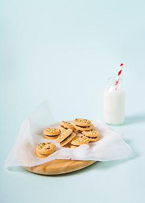 포토 JPG 스튜디오촬영 기념일 백그라운드 화이트데이 디저트 발렌타인데이 빨대 사람없음 쿠키 과자 우유 파스텔톤 국내포토 음식 컬러 데이이벤트 유제품 실내 이벤트 파일형식