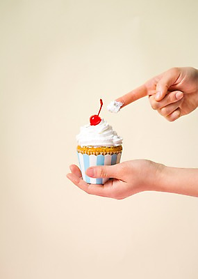 포토 JPG 스튜디오촬영 손 기념일 백그라운드 화이트데이 디저트 발렌타인데이 신체부위 체리 생크림 머핀 파스텔톤 국내포토 음식 빵 컬러 과일 데이이벤트 실내 사람 이벤트 크림 파일형식