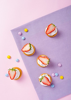 포토 JPG 스튜디오촬영 기념일 백그라운드 화이트데이 딸기 디저트 발렌타인데이 사탕 사람없음 과자 생크림 파스텔톤 국내포토 음식 컬러 과일 데이이벤트 실내 이벤트 크림 파일형식