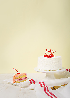 포토 JPG 스튜디오촬영 접시 기념일 백그라운드 포크 화이트데이 디저트 발렌타인데이 사람없음 케이크 체리 천 파스텔톤 국내포토 식기 음식 컬러 과일 데이이벤트 실내 이벤트 직물 파일형식