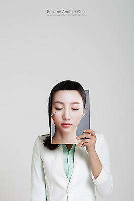 PSD 편집이미지 여자 컨셉 한명 들기 정장 상반신 성인 책 눈감음 한국인 디지털합성 합성 의료성형뷰티 성인여자한명만 이미지편집 1 옷 모션 사람 동양인 여자한명만 성인여자만 파일형식
