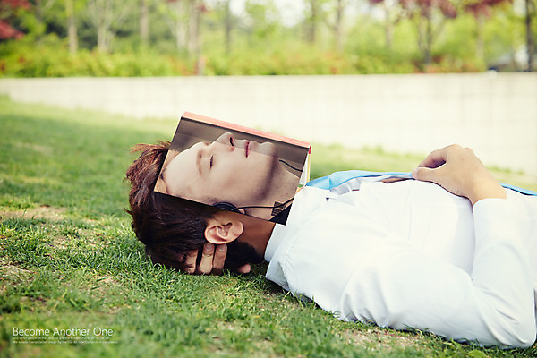 주간 PSD 외국인 편집이미지 남자 컨셉 휴식 한명 잔디 상반신 성인 야외 책 눈감음 디지털합성 합성 성인남자한명만 이미지편집 자연요소 식물 1 모션 사람 인종 남자한명만 성인남자만 파일형식