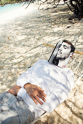 주간 PSD 외국인 편집이미지 남자 컨셉 휴식 한명 상반신 성인 야외 책 눕기 디지털합성 합성 해먹 성인남자한명만 이미지편집 자연요소 1 모션 사람 인종 침대 남자한명만 성인남자만 파일형식