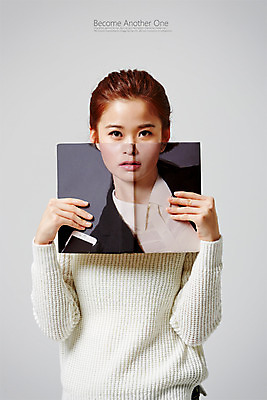 PSD 편집이미지 여자 컨셉 한명 들기 상반신 성인 책 한국인 디지털합성 합성 성인여자한명만 이미지편집 1 모션 사람 동양인 여자한명만 성인여자만 파일형식