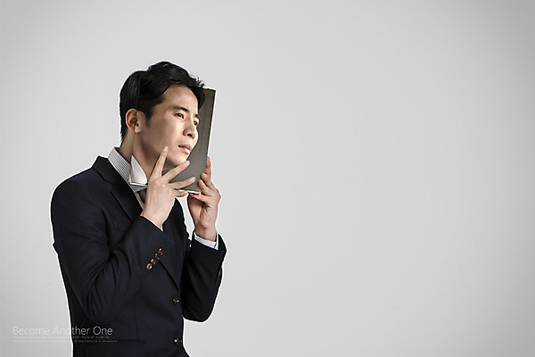 PSD 편집이미지 남자 컨셉 한명 들기 정장 상반신 성인 책 한국인 디지털합성 합성 성인남자한명만 이미지편집 1 옷 모션 사람 동양인 남자한명만 성인남자만 파일형식